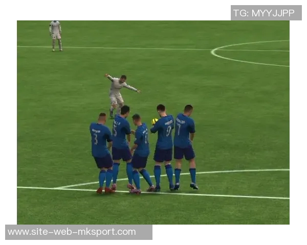 梅西怒斥裁判任意球争议现场频繁摆球与手势互动引发热议 梅西怒斥裁判任意球争议现场频繁摆球与手势互动引发热议