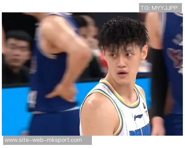 曾凡博防守失误贾里德巴特勒轻松突破上篮得分 曾凡博防守失误贾里德巴特勒轻松突破上篮得分