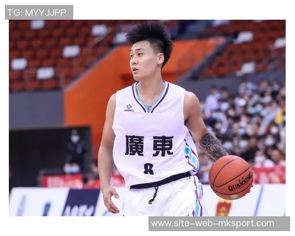 赵睿身穿宏远训练服备战全运会展现时光倒流的独特魅力 赵睿身穿宏远训练服备战全运会展现时光倒流的独特魅力